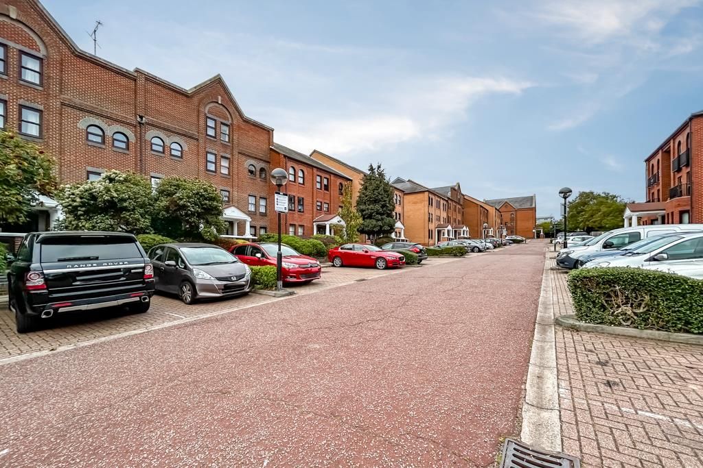 Property photo 2 of 20 Communal Parking