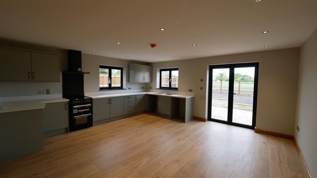 Property photo 3 of 12 Kitchen/Diner