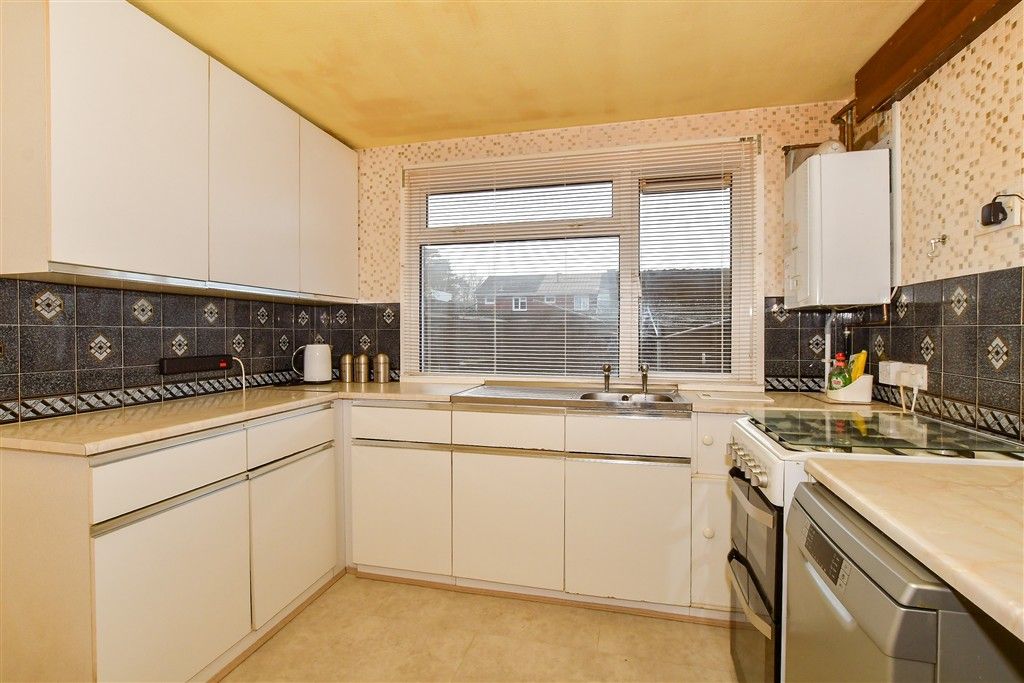 Property photo 3 of 11 Kitchen