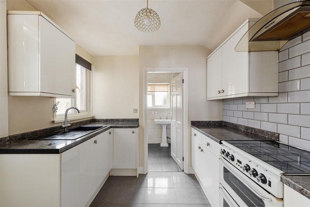 Property photo 3 of 26 Trumpington Road, E7