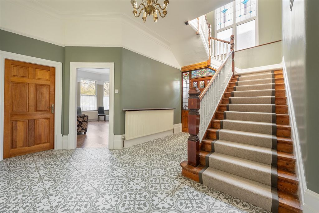 Property photo 2 of 34 Bushwood, E11