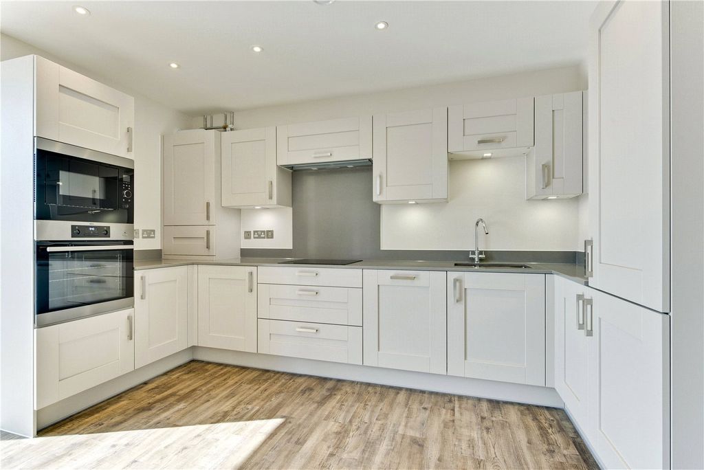 Property photo 3 of 8 Kitchen