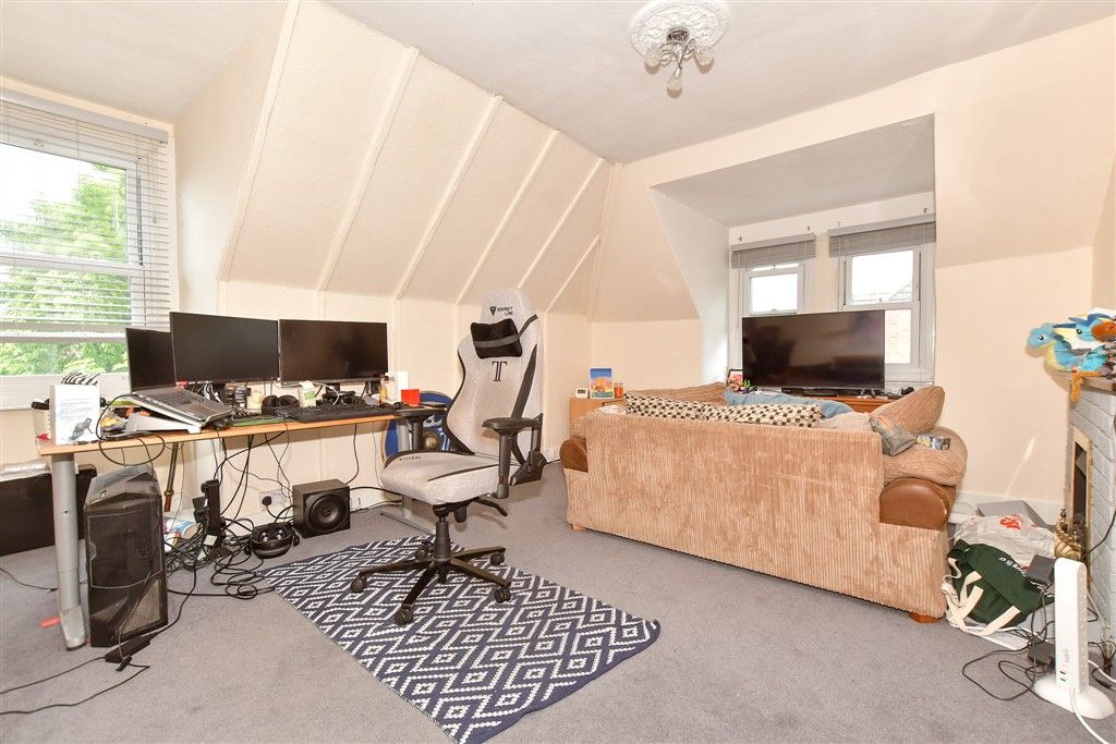 Property photo 3 of 12 Lounge