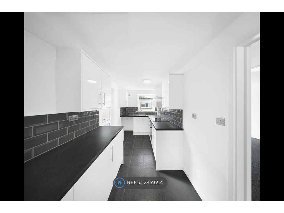 Property photo 3 of 11 Kitchen