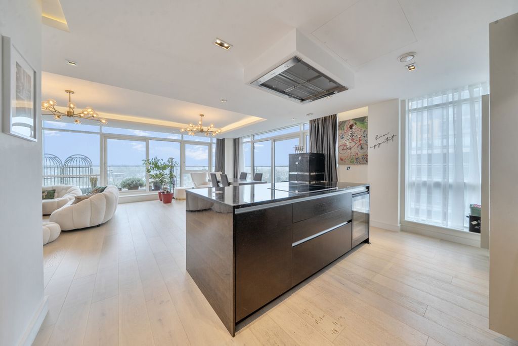 Property photo 2 of 24 1404407-11-697766...