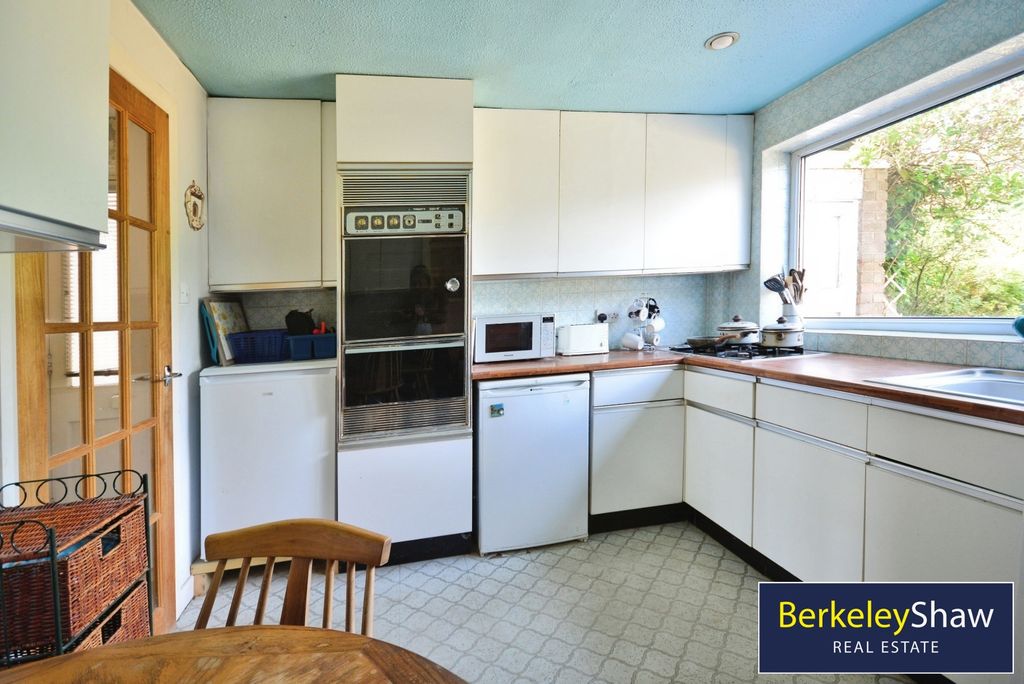 Property photo 3 of 19 Kitchen