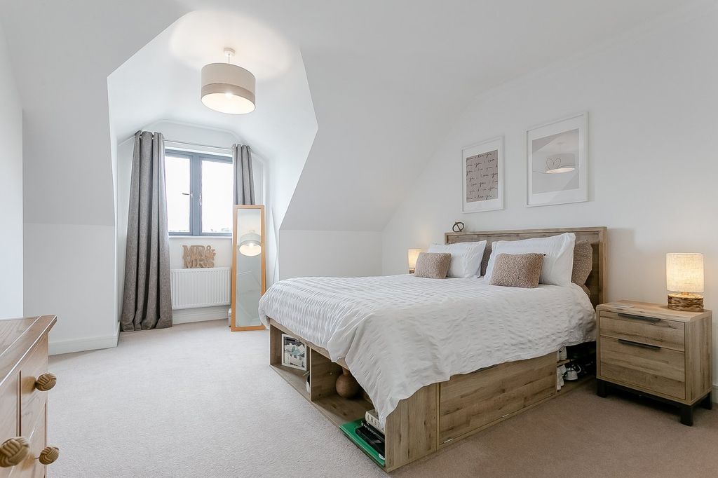 Property photo 1 of 32
