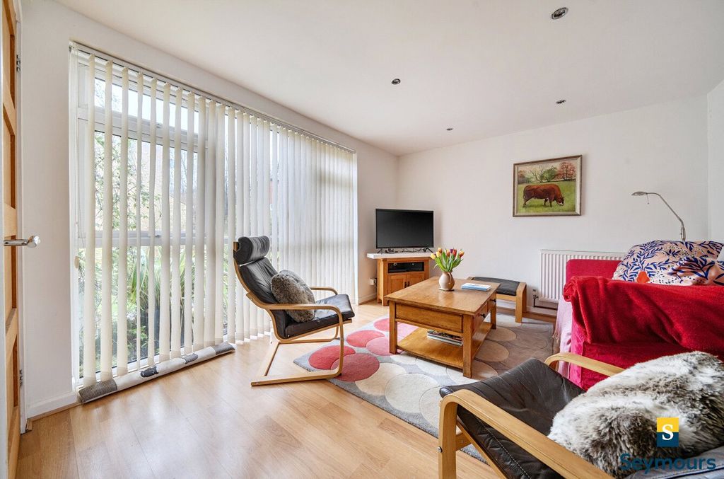 Property photo 3 of 21 Living Room