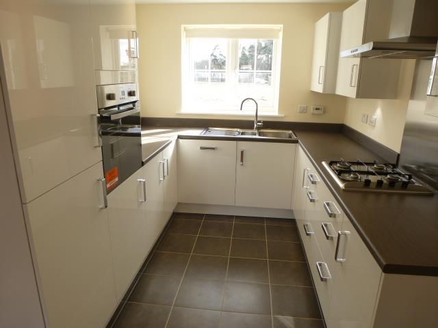 Property photo 3 of 10 Kitchen