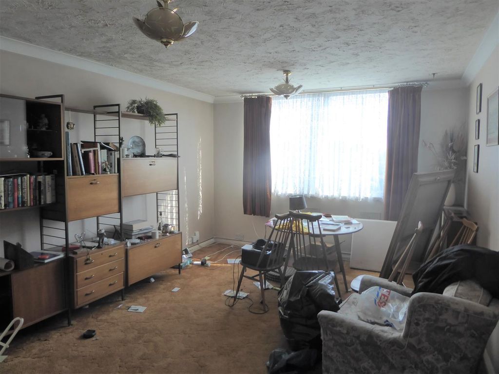 Property photo 2 of 6 Lounge