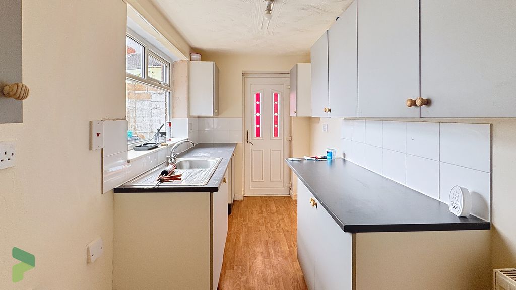 Property photo 1 of 10 Fitted Kitchen