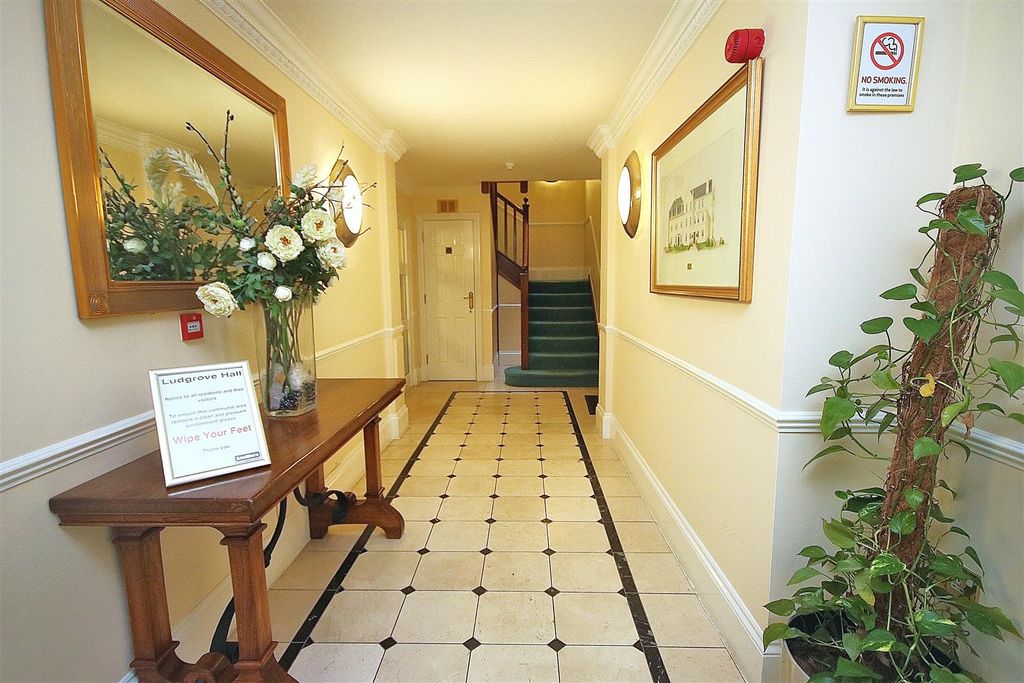 Property photo 2 of 16 Communal Entrance