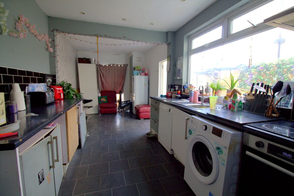 Property photo 2 of 10 Kitchen