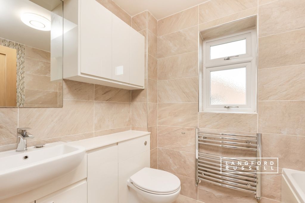 Property photo 3 of 11 Bathroom