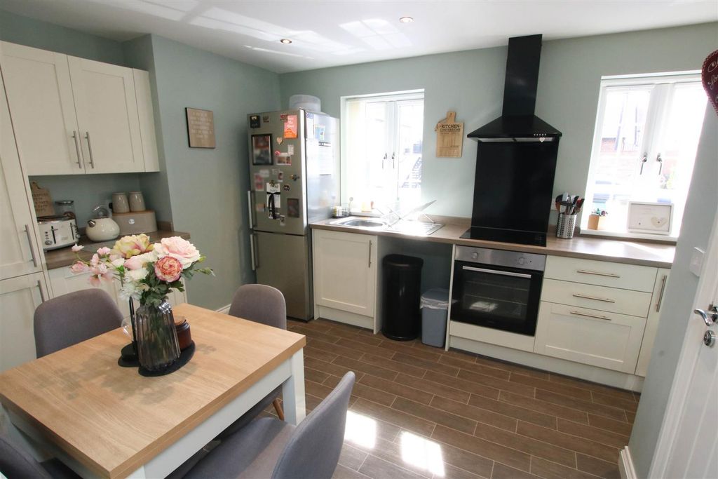 Property photo 3 of 12 Dining/Kitchen