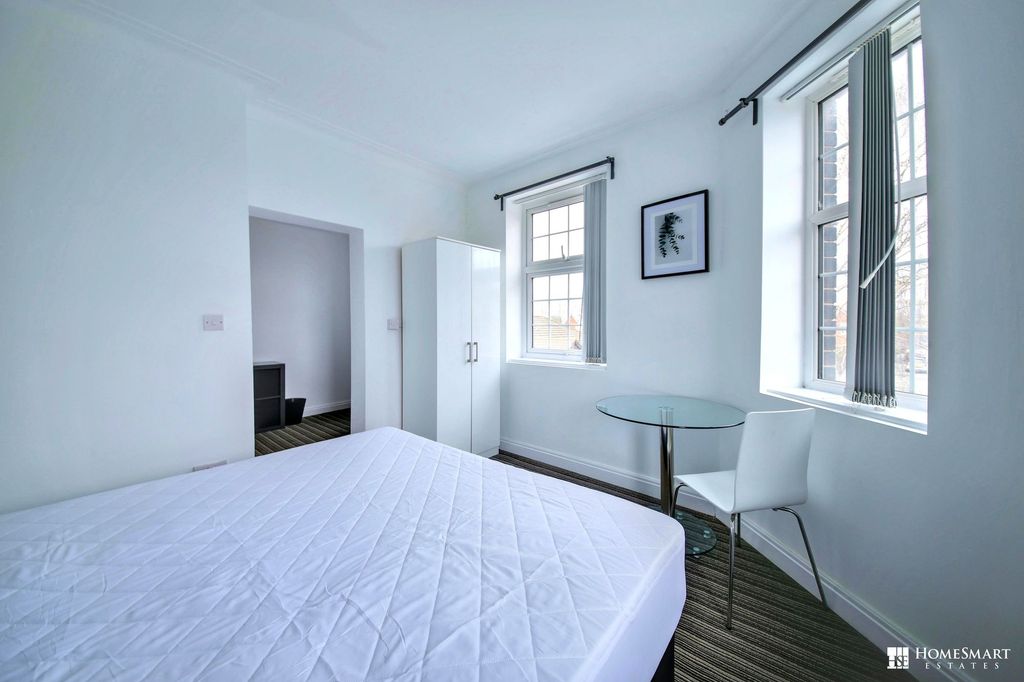 Property photo 1 of 22 Room 8