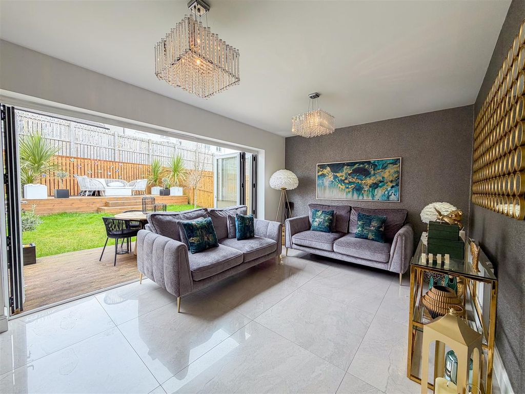 Property photo 2 of 38 Lounge