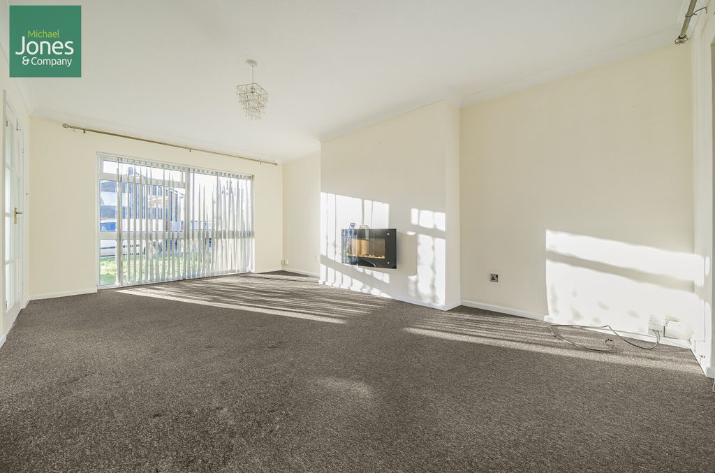 Property photo 2 of 12 Lounge
