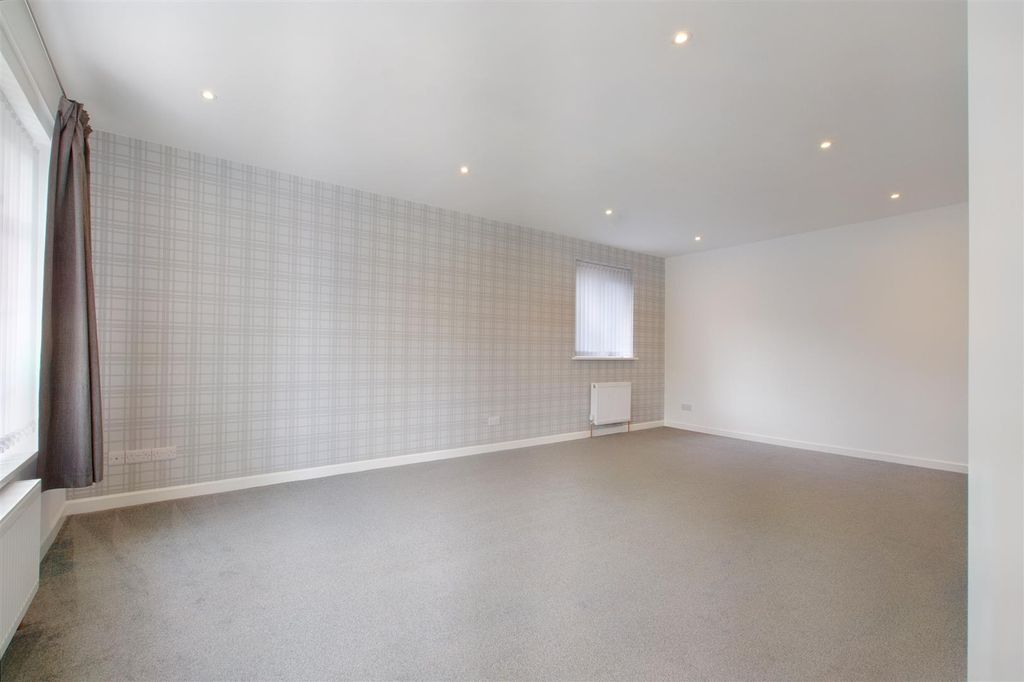 Property photo 3 of 14 25 Friesland Drive - Lng.Jpg