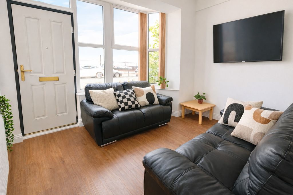 Property photo 1 of 7 Bright Lounge With Leather Sofas And Wall TV...