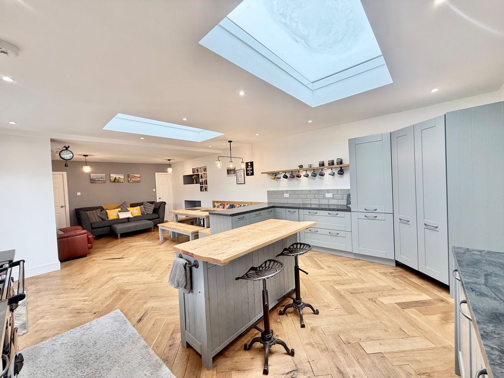 Property photo 2 of 25