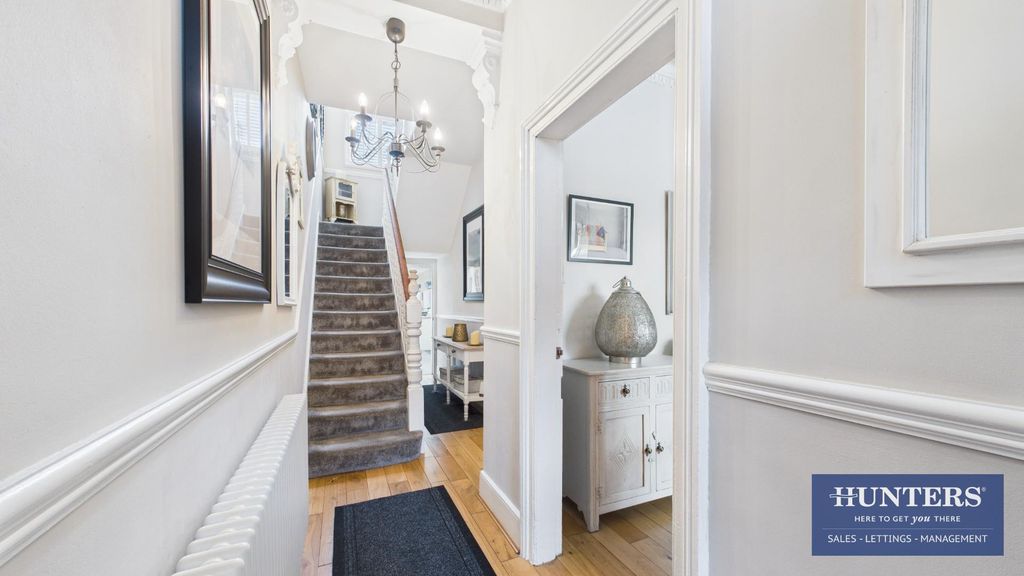 Property photo 2 of 17 Hallway