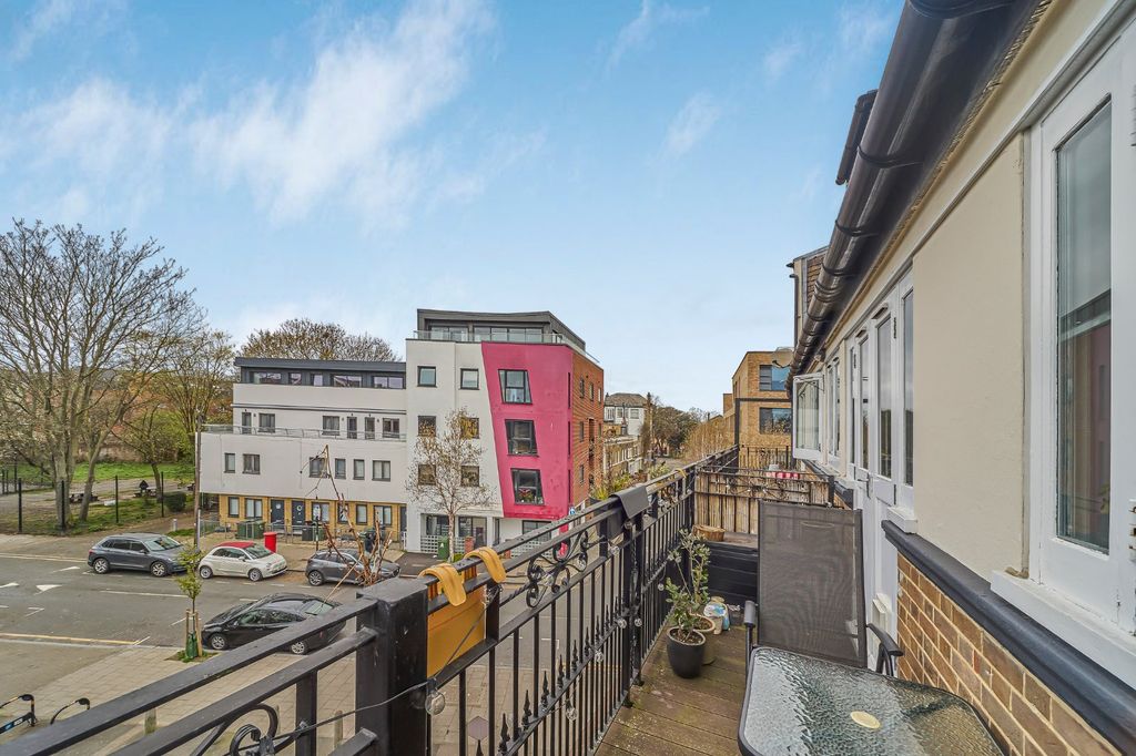 Property photo 2 of 6 Picture No. 11