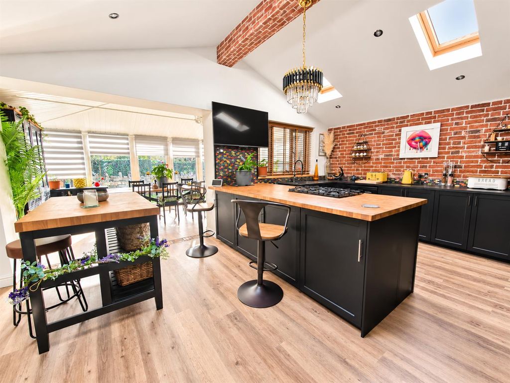 Property photo 2 of 24 53A18F1d-A1Ca-42A5-9d57-709E8600Be05.Png