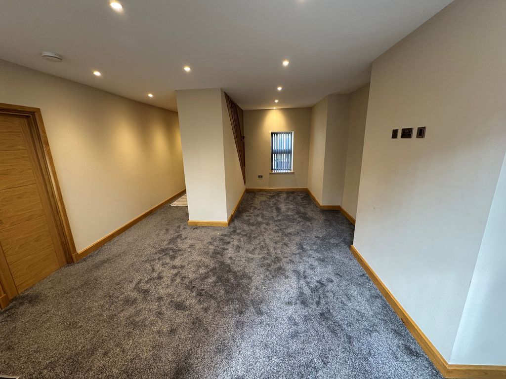 Property photo 3 of 15 Lounge