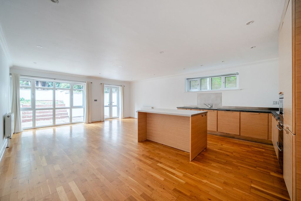 Property photo 3 of 20 Kitchen/Dining Room