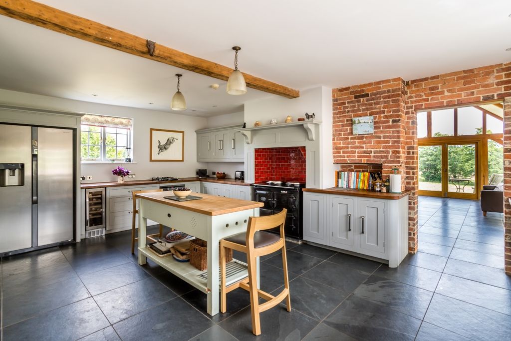 Property photo 3 of 23 Hartridge Manor F...