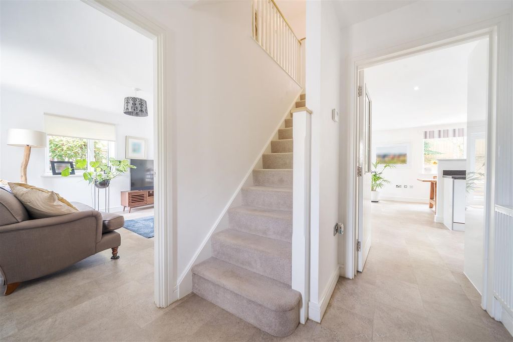 Property photo 2 of 19 Longstem Entrance.Jpg