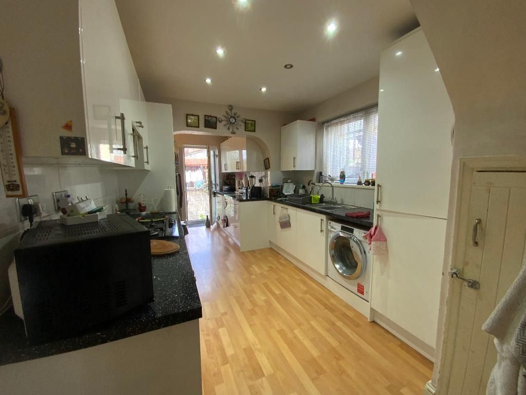 Property photo 2 of 16 Kitchen 20'9 x 9'4