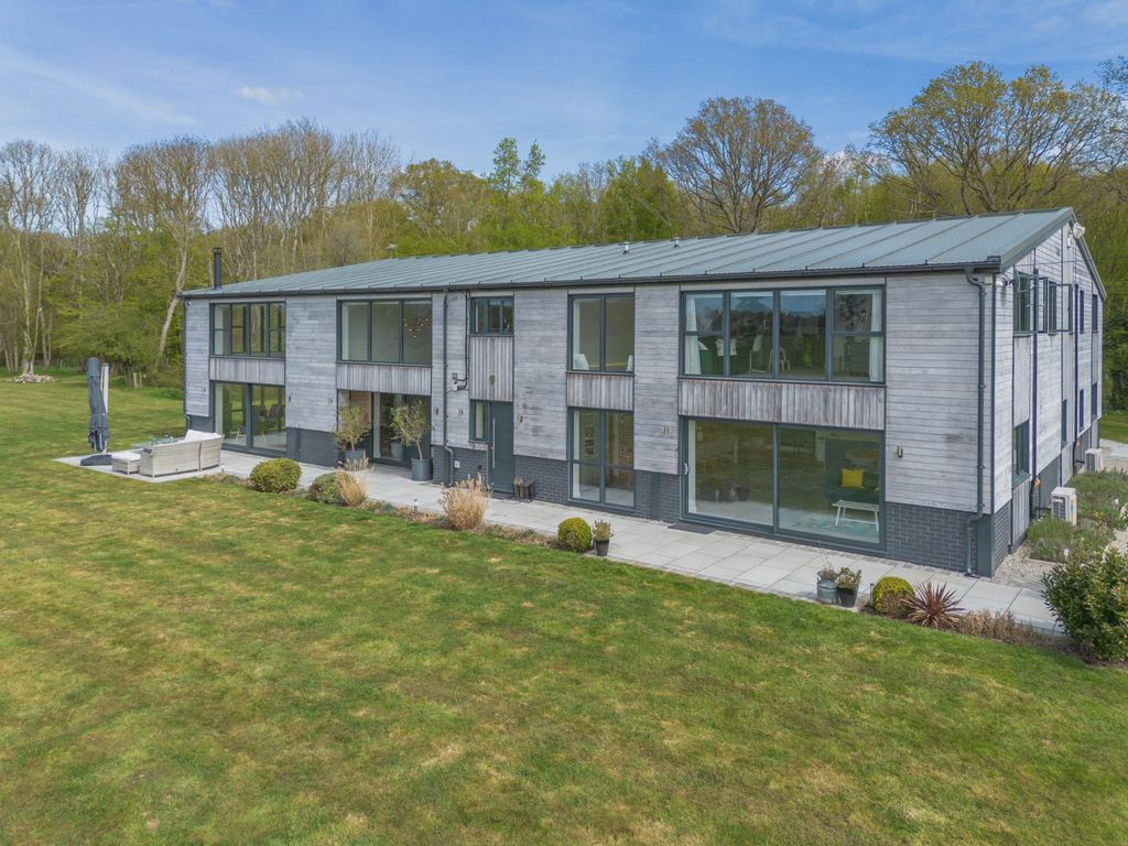 Property photo 2 of 31 Riverside Manor