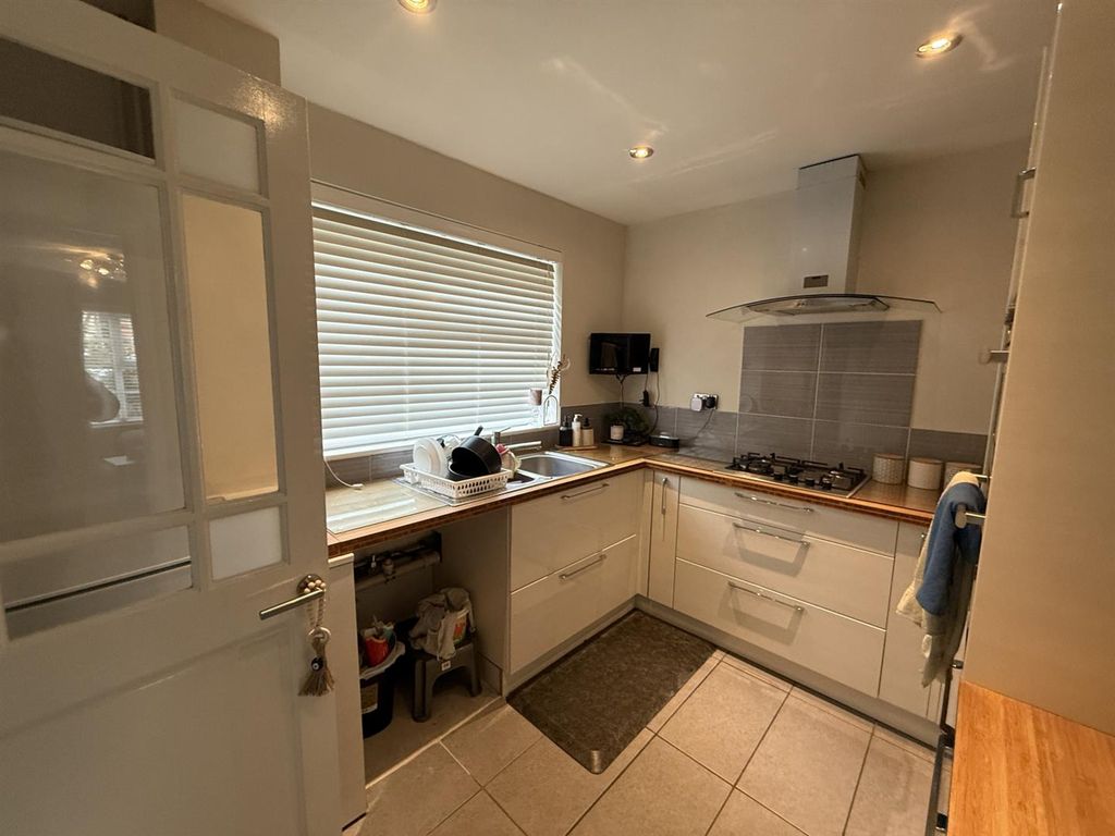 Property photo 3 of 10 Kitchen