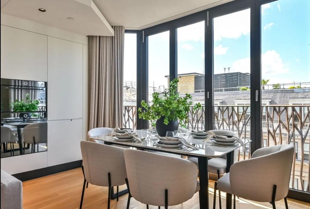 Property photo 1 of 8 Dining Room