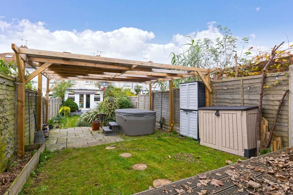 Property photo 1 of 21 74 Freshbrook Rd_15.Jpg