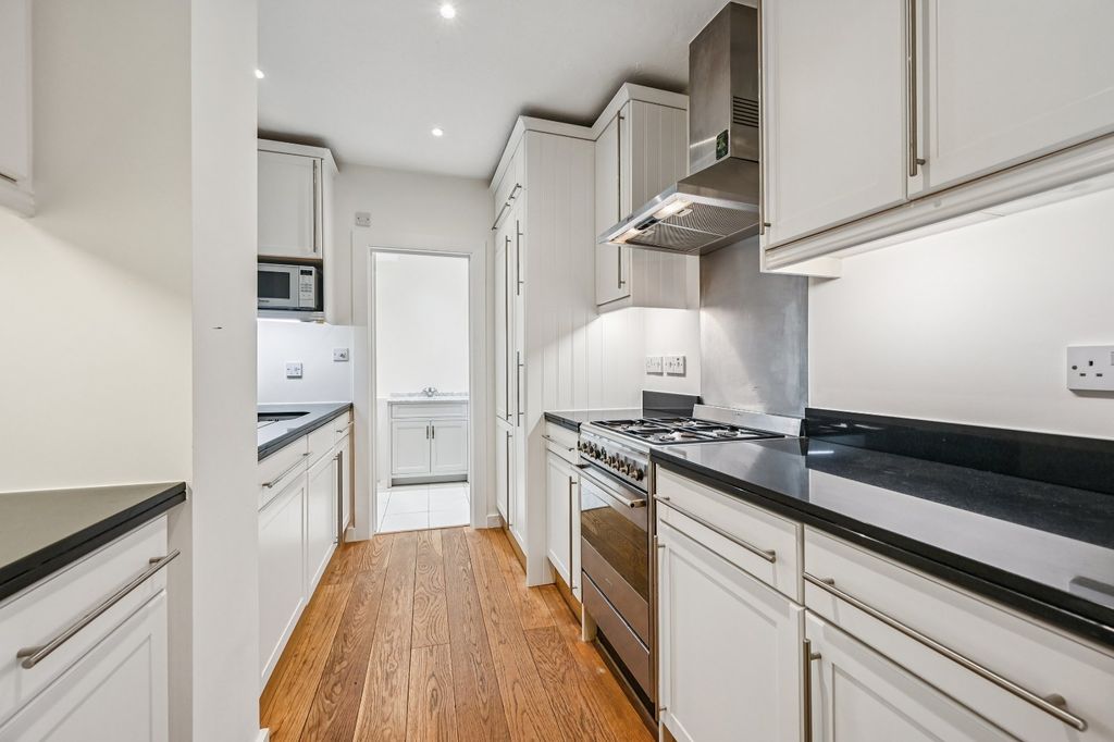 Property photo 3 of 8 Kitchen