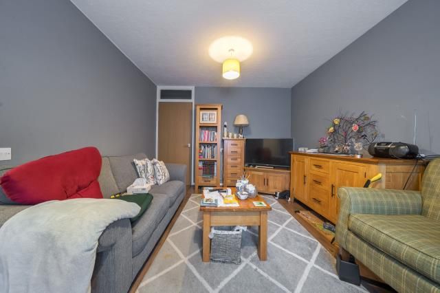 2 bed flat for saleThe Larches, Carterton OX18 photo 4