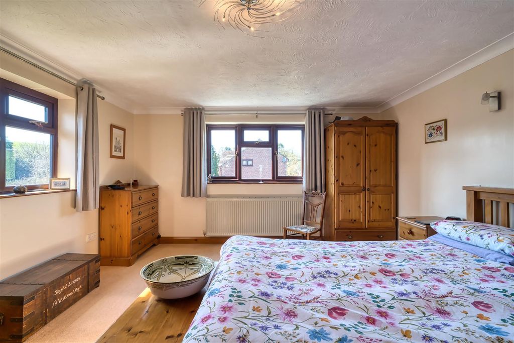 Property photo 3 of 10 Main Bedroom