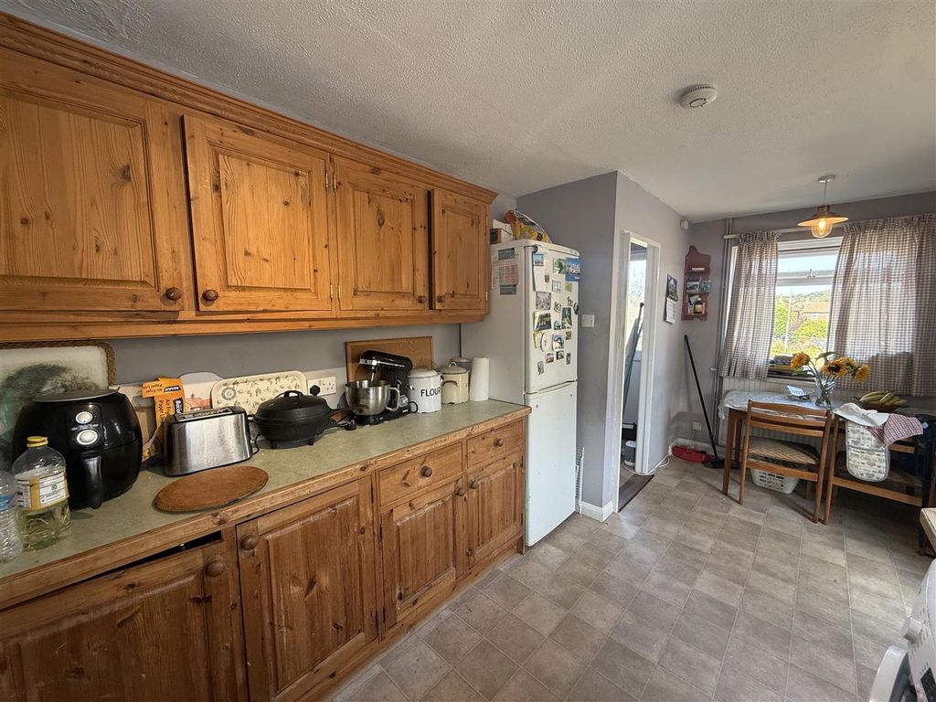 Property photo 3 of 12 Kitchen