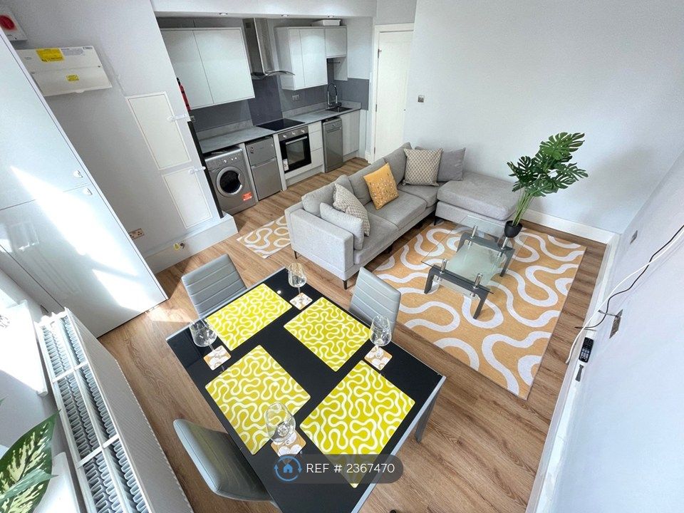 Property photo 3 of 13 Spacious Modern 1 Bed Apartment