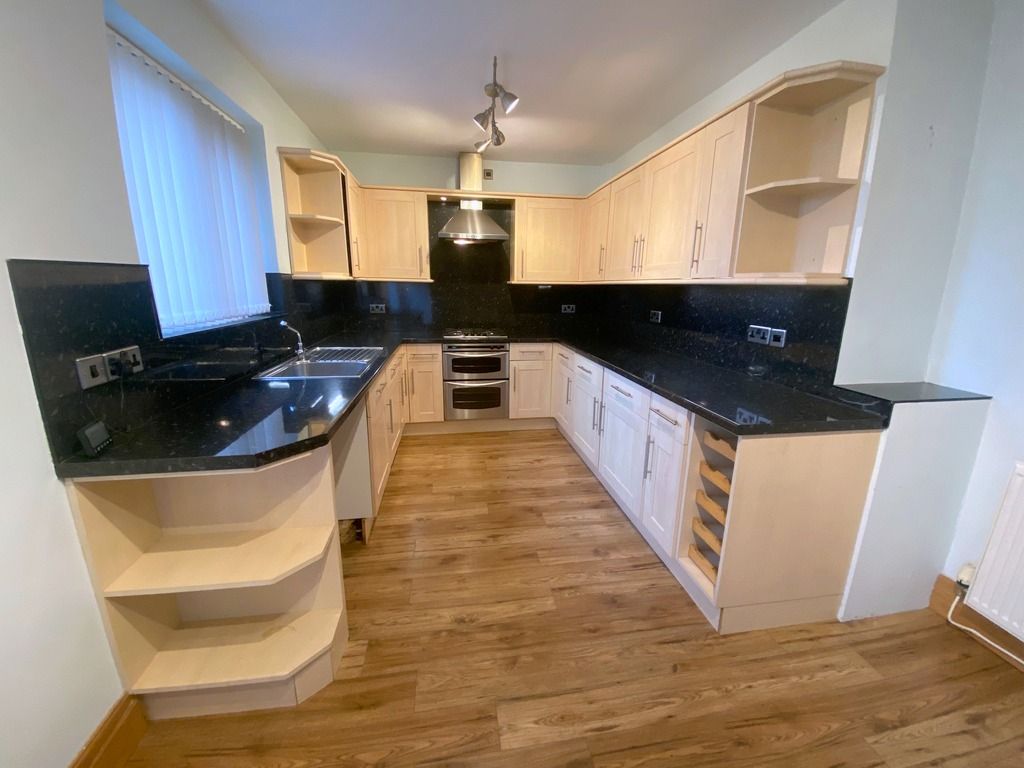 Property photo 3 of 17 Kitchen