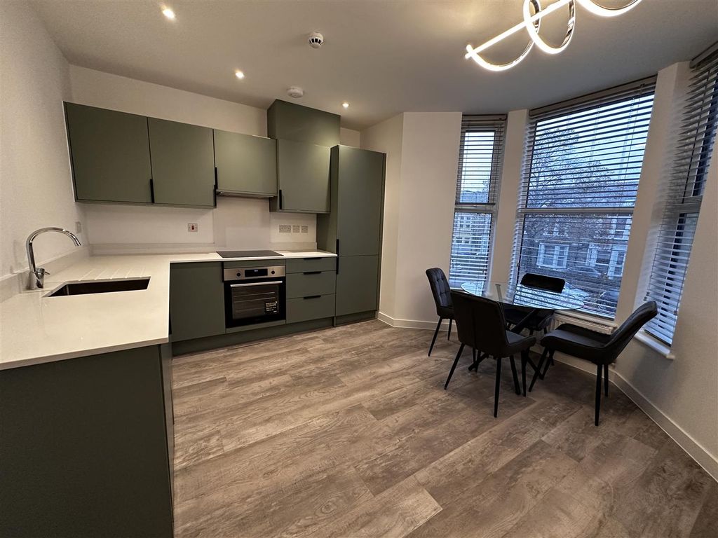 Property photo 3 of 12 Kitchen/Lounge