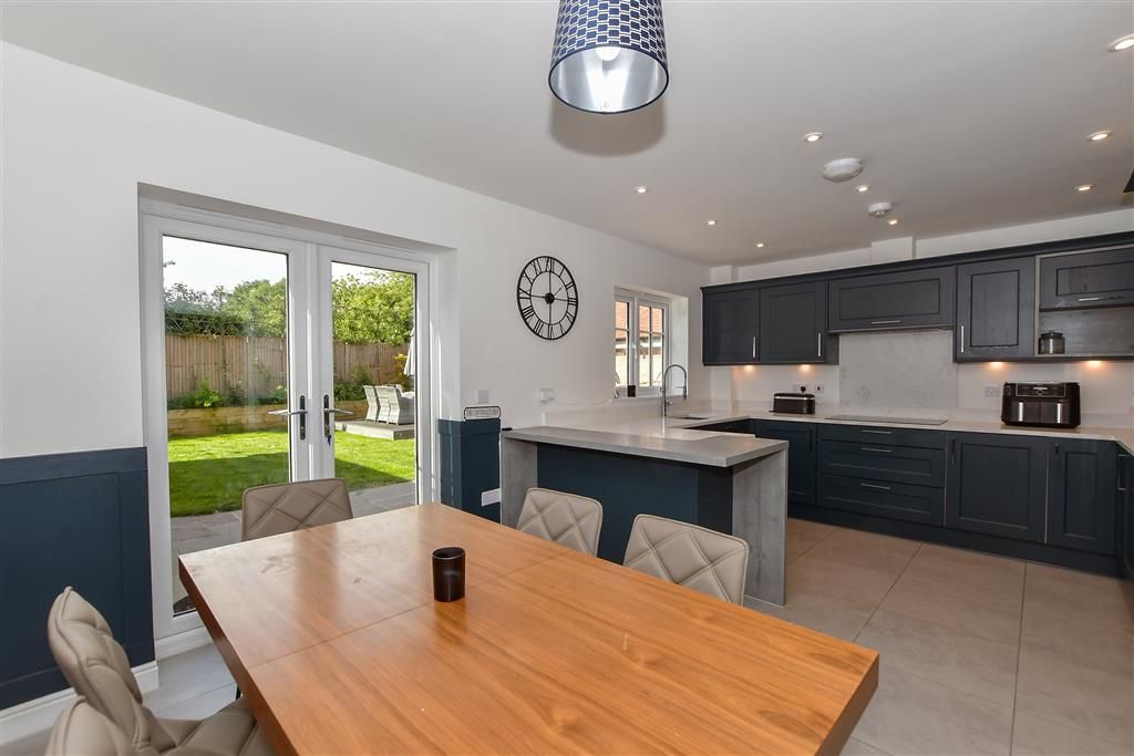 Property photo 1 of 11 Kitchen