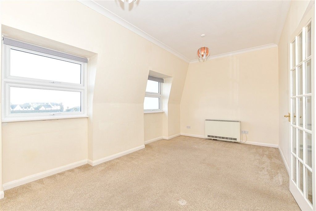 Property photo 3 of 9 Lounge