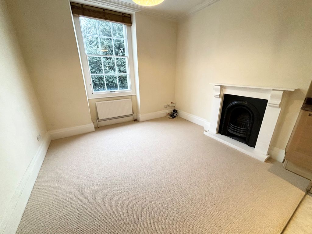 Property photo 3 of 10 Lounge