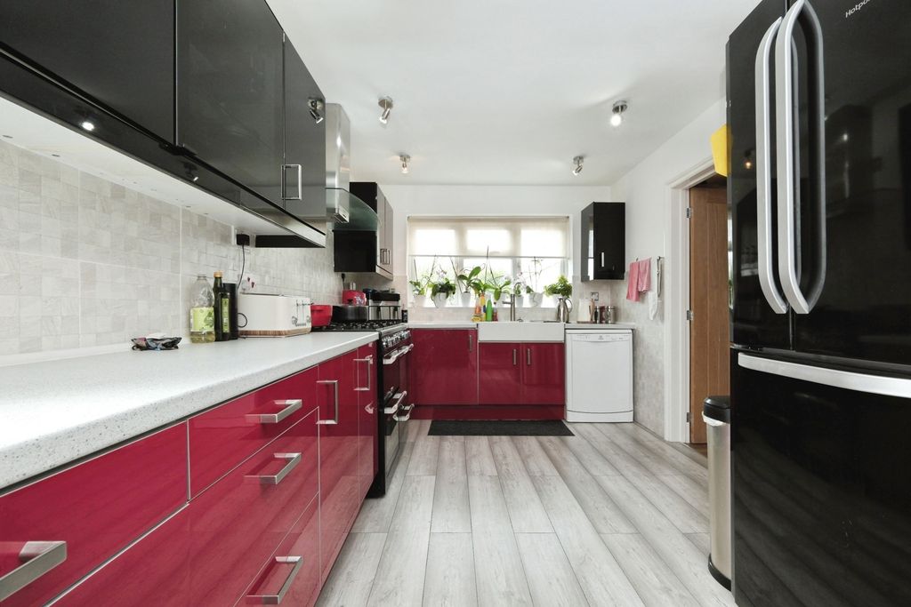 Property photo 3 of 25 Pbox-Img.Jpg