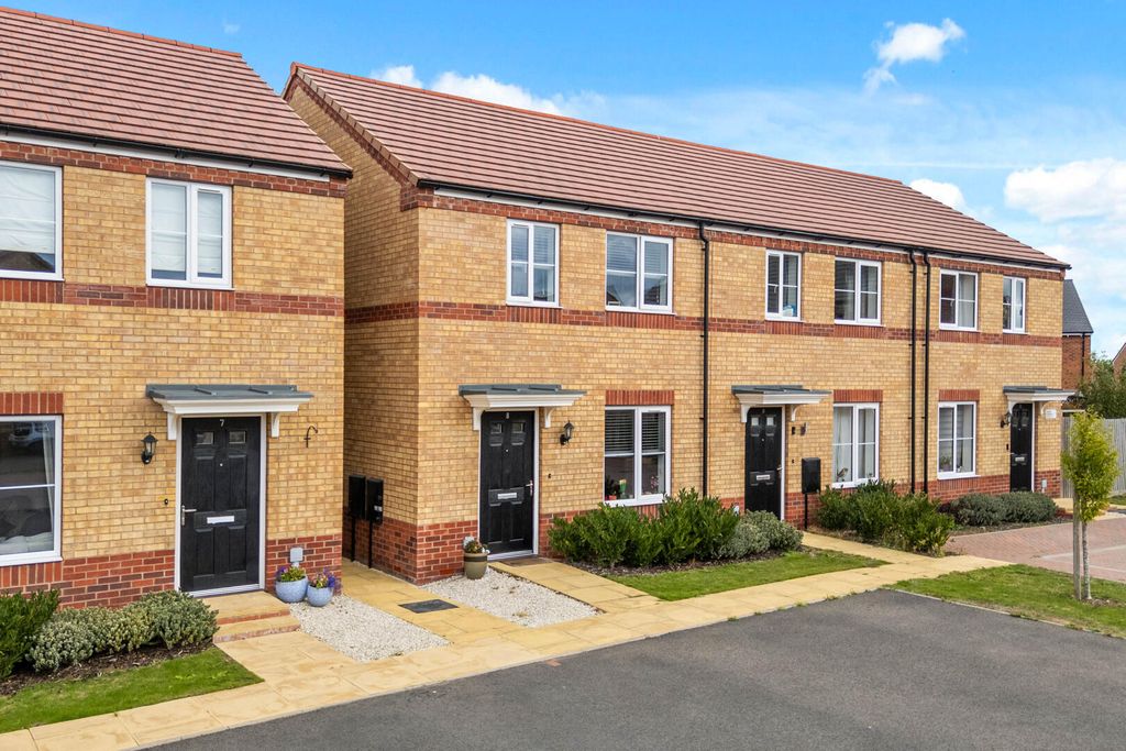 Property photo 1 of 14 8 Gauntlet Way (18 Of 22).Jpg