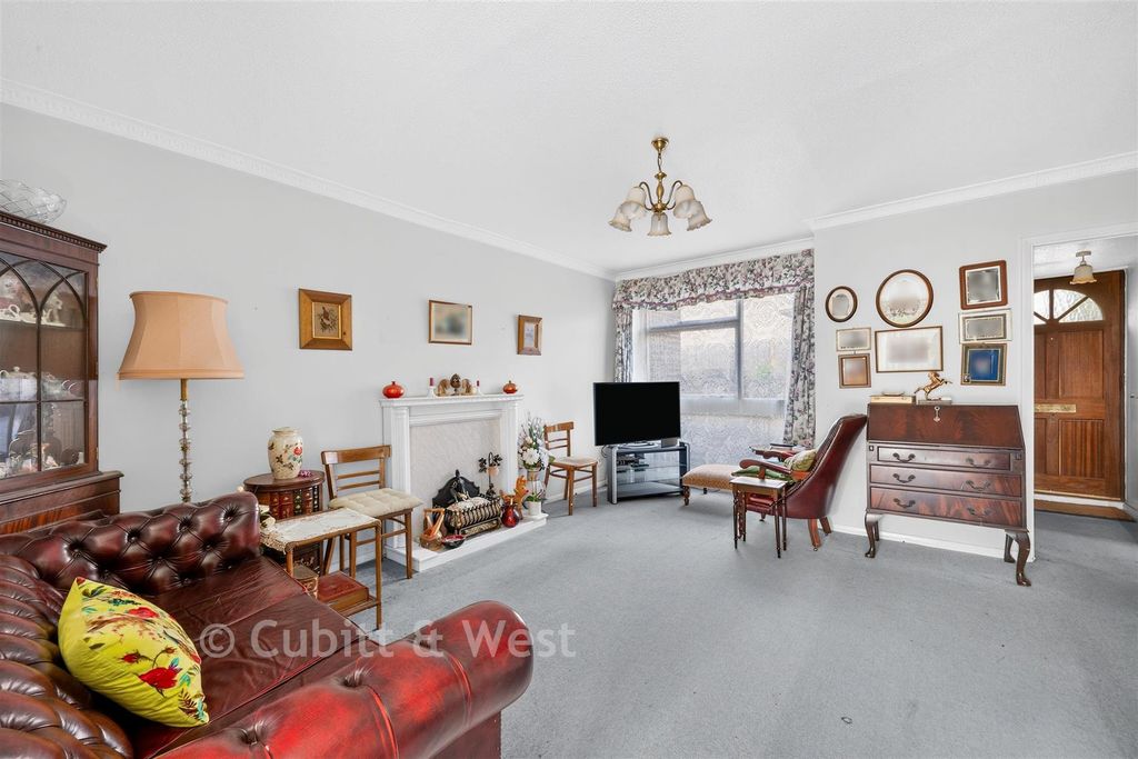 Property photo 1 of 14 Lounge